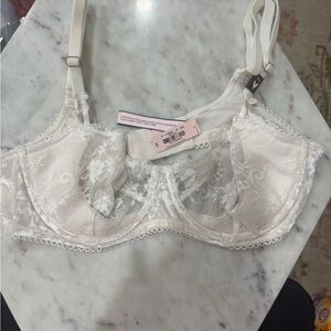 VS NWT Elegant Lace Underwire Bra